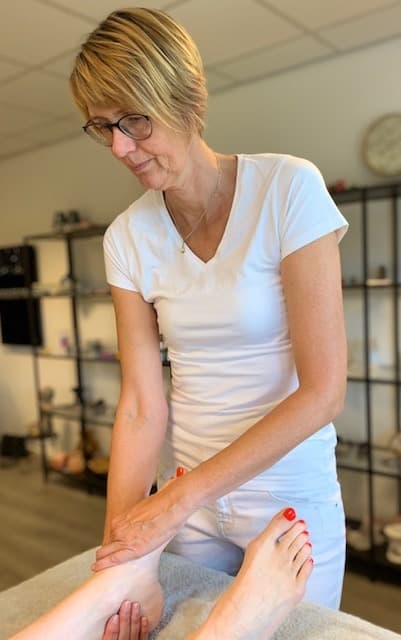 Yvonne geeft een voet reflex massage