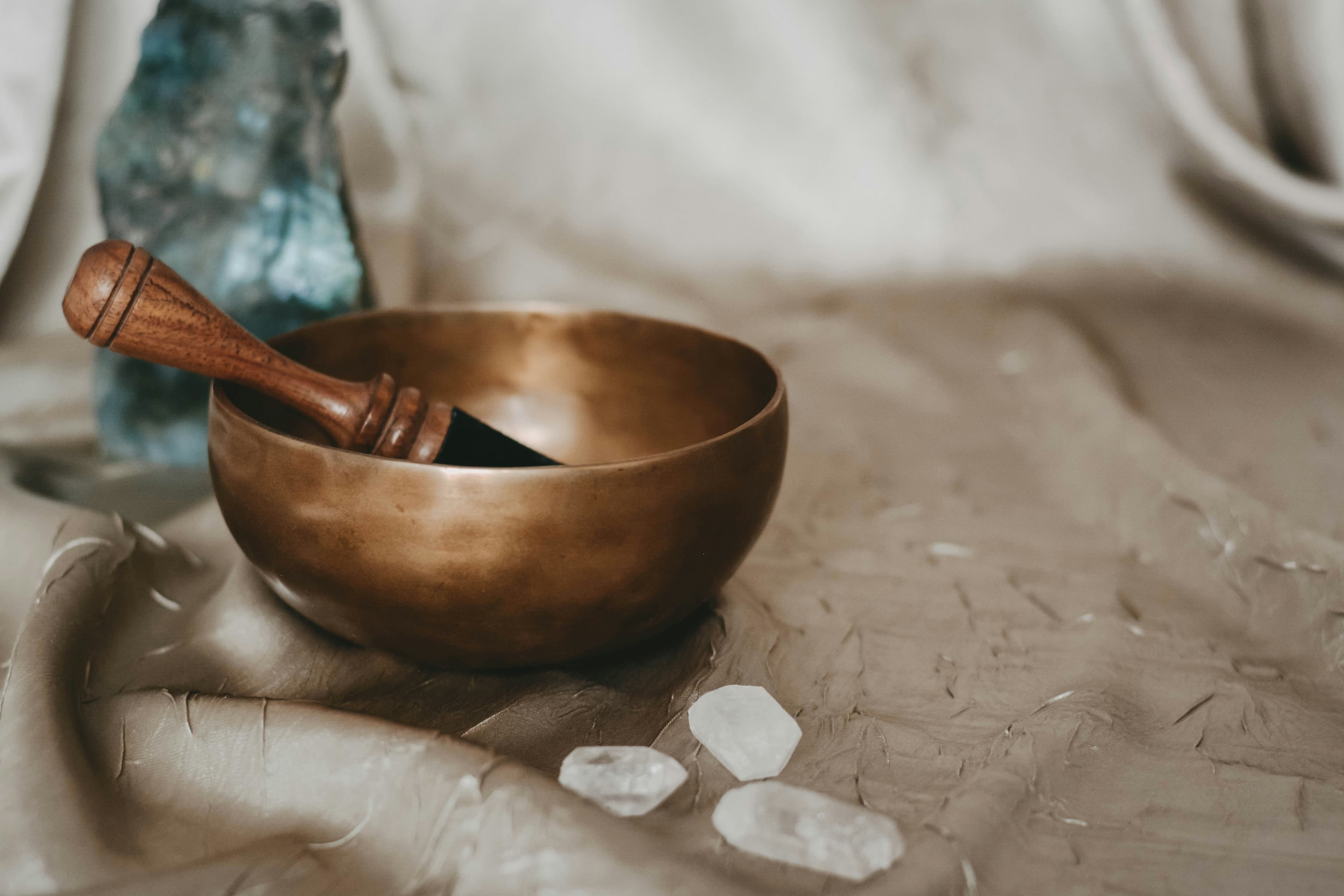 Handen die de voeten aanraken, voor een voeten massage